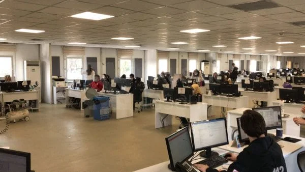 Açık plan çağrı merkezi akustik düzenleme