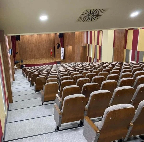 Büyük konferans salonunda akustik düzenleme