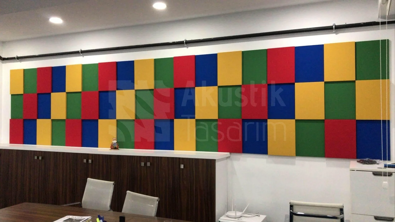 Ofis tavanında dekoratif akustik panel çözümü
