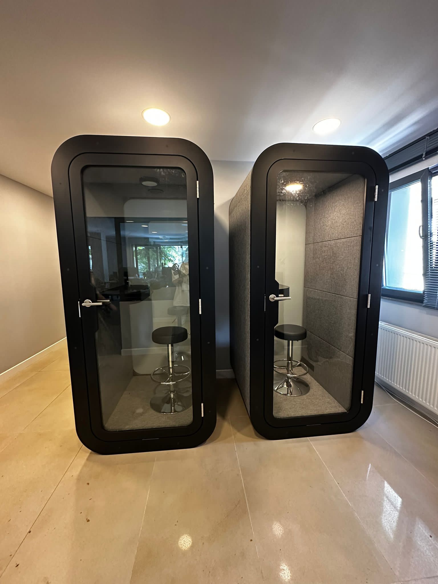 Yan yana konumlandırılmış telefon kabinleri – ofis planına göre yeniden düzenlenebilir